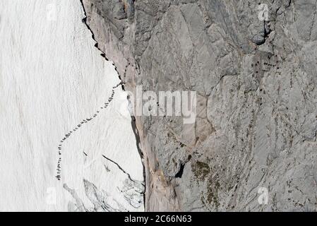 Alpinistes faisant la queue sur le glacier Höllentalferner, photographie aérienne, chaîne de montagnes de Wetterstein, Bavière, Allemagne Banque D'Images