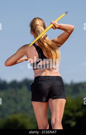 Femme, 21 ans, piste et terrain, lancer de javelin Banque D'Images