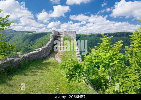 Les ruines du château de Hohenwittlingen au-dessus de la vallée de l'ERM, près de Bad Urach, Jura souabe, Bade-Wurtemberg, Allemagne Banque D'Images
