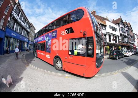 Un grand bus à impériale rouge navigue dans les rues étroites de Salisbury, Wiltshire, Royaume-Uni. Juillet 2020. Banque D'Images