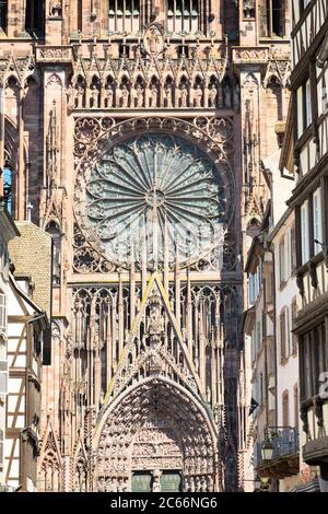 Façade Ouest, Cathédrale notre-Dame de Strasbourg, site classé au patrimoine mondial de l'UNESCO, Strasbourg, Alsace, région du Grand-est, France Banque D'Images