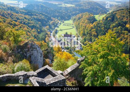 Vue depuis les ruines de Hohengundelfingen dans la vallée du Lautertal en automne, Jura souabe, Bade-Wurtemberg, Allemagne Banque D'Images