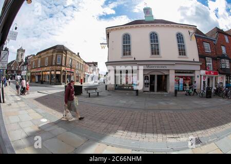 Librairie Waterstones dans High Street Salisbury Wiltshire Royaume-Uni. Les entreprises recommence lentement après l'assouplissement des restrictions de verrouillage. Juillet 2020. Banque D'Images