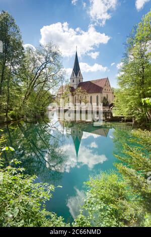 Église abbatiale reflétée à Blatopf, Blaubeuren, Jura souabe, Bade-Wurtemberg, Allemagne Banque D'Images