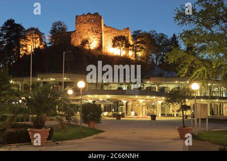 Kurhaus et le château de Baden, Badenweiler, Forêt Noire du Sud, Bade-Wurtemberg, Allemagne Banque D'Images