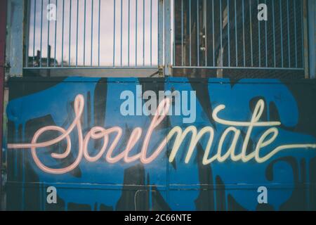 Soulmate street art graffiti sur rues Bushwick Banque D'Images