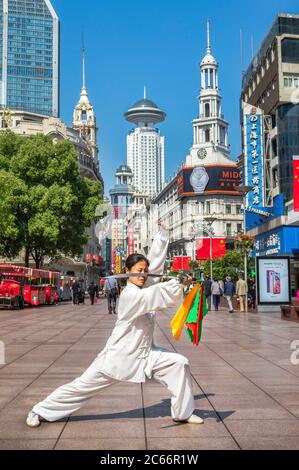 La Chine, la ville de Shanghai, Nanjin Lu Avenue, exercices matinaux Banque D'Images