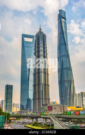 Chine, Shanghai, district de Pudong, région de Lujiazui, bâtiment Jin Mao, Centre financier mondial et Tour de Shanghai, Banque D'Images