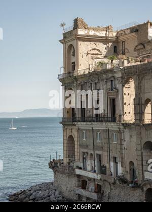 Vue sur le bâtiment historique Donan'Anna dans le port de Naples - Italie Banque D'Images