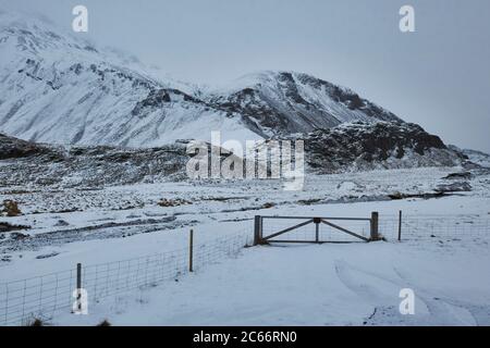 montagnes islandaises couvertes de neige, fjords de l'est, fenceline Banque D'Images