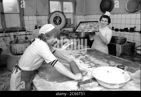 15 décembre 1986, Saxe, Eilenburg: En décembre 1986, des biscuits sont cuits dans le site de production de boulangerie d'Eilenburg. Date exacte de l'enregistrement inconnue. Photo: Volkmar Heinz/dpa-Zentralbild/ZB Banque D'Images