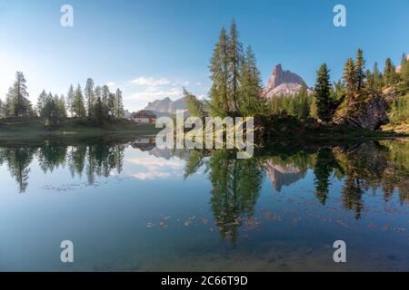 Lever du soleil au lac Federa en été, en arrière-plan, le Becco di Mezzodi, les Dolomites, Cortina d'Ampezzo, Belluno, Veneto, Italie Banque D'Images