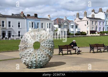 Front de mer en Irlande du Sud avec la sculpture d'oursin de mer Mothership par Rachel Joynt Banque D'Images