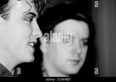 Robert Swithh et Simon Gallup de The Cure lors d'un événement de presse pour relancer l'album « DisIntegration » dans un hôtel. Londres, 1er mai 1989 | utilisation dans le monde entier Banque D'Images