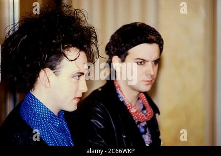 Robert Swithh et Simon Gallup de The Cure lors d'un événement de presse pour relancer l'album « DisIntegration » dans un hôtel. Londres, 1er mai 1989 | utilisation dans le monde entier Banque D'Images