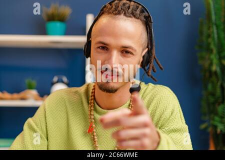 Portrait d'un jeune homme avec casque, employé du service à la clientèle Banque D'Images