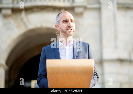 Hanovre, Allemagne. 03ème juillet 2020. BELIT Onay (l, Bündnis 90/Die Grünen), Lord Maire de la ville de Hanovre, parle devant le nouvel Hôtel de ville. Le 491e Schützenfest de Hanovre aurait commencé le 3 juillet, mais il a été annulé en raison de la pandémie de Corona. La procession Schützenfest à Hanovre est considérée comme la plus importante au monde. Credit: Hauke-Christian Dittrich/dpa/Alay Live News Banque D'Images