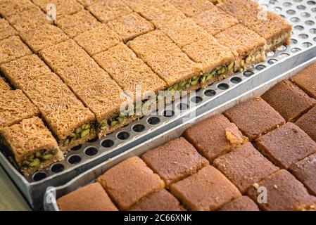 Gros plan sur des morceaux de bonbons arabes, sorte de Baclava avec des pistaches en pâtisserie libanaise Banque D'Images