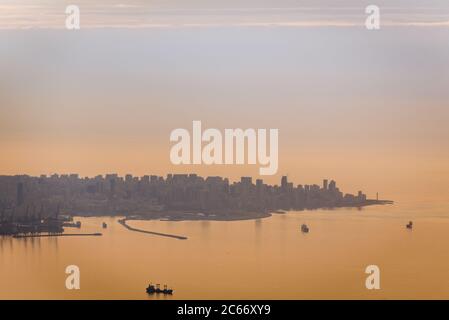 Vue à distance de la ville de Beyrouth depuis la statue du sanctuaire notre-Dame du Liban à Harissa, Liban Banque D'Images