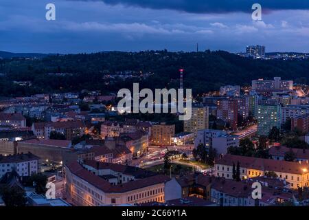 Traversée de la fin de la journée à la nuit jusqu'à la place Mendel à Brno avec voitures et transports en commun, tramways et bus passant par la place animée et le t. Banque D'Images