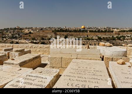 Vue de Jérusalem, Dôme du Rocher sur le Mont du Temple depuis le Mont des oliviers avec tombes juives et texte hébreu au premier plan, Israël Banque D'Images