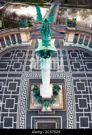 Europe Hongrie Budapest Heroes Square. Lever du soleil. Les monuments du millénaire. Gabriel ange. Vide. Covid-19 Banque D'Images