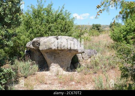 Roche en forme de champignon. Sentier des rochers de champignons (Ruta de las Piedras Seta), Madrid, Espagne. Banque D'Images