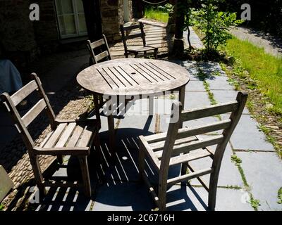 Table et chaises de jardin en bois, Royaume-Uni Banque D'Images