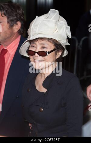 Yoko Ono assiste à la première « Julie & Julia » au théâtre Ziegfeld le 30 juillet 2009 à New York. Banque D'Images