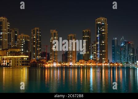 Gratte-ciels de Dubaï et autres bâtiments la nuit, vue de l'eau. EAU Banque D'Images