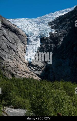 Briksdalsbreen/le glacier de Briksdal, Nordfjord, Norvège (juillet 2020) est une branche de Jostedalsbreen. L'hiver dernier, il est tombé 7 mètres de neige sur lui Banque D'Images