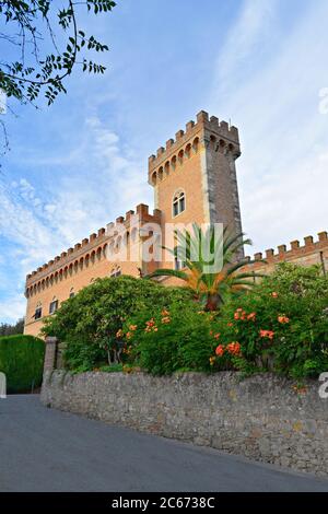 Vue sur le château médiéval de Bolgheri dans la ville de Castagneto Carducci en Toscane, Italie. Banque D'Images