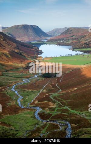 Lumière chaude du matin sur le Beck Warnscale, se nourrissant de Buttermere, avec l'eau de Crummock dans le fond. Lake District, Cumbria, Angleterre, Royaume-Uni. Banque D'Images