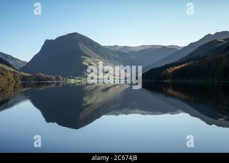 Vue classique de Fleetwith Pike reflétée à Buttermere avec lumière inclinée par un beau jour de fin d'automne. Buttermere, Lake District, Cumbria, Angleterre, Royaume-Uni Banque D'Images