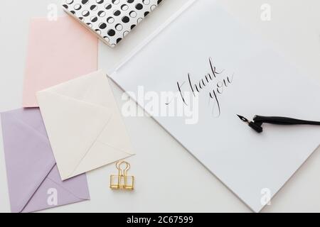 Magnifique photo de stylo à encre classique et de carnet sur bureau blanc isolé Banque D'Images
