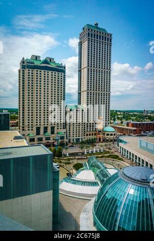 Niagara Town, Canada, 2015 juillet - vue sur les grands bâtiments du centre-ville depuis un point de vue élevé en début de matinée Banque D'Images