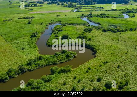 Vue aérienne du méandre de la rivière WIEPRZ près de Krasnystaw en Pologne. Banque D'Images