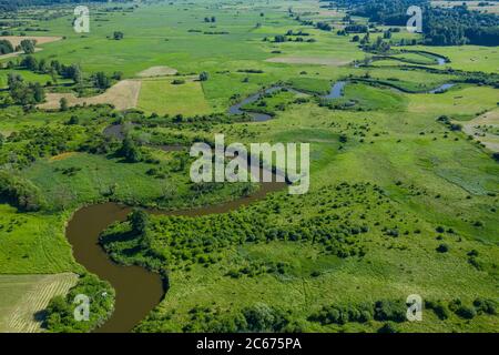 Vue aérienne du méandre de la rivière WIEPRZ près de Krasnystaw en Pologne. Banque D'Images