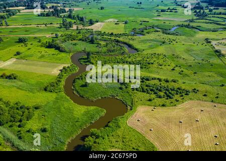 Vue aérienne du méandre de la rivière WIEPRZ près de Krasnystaw en Pologne. Banque D'Images