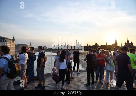 Moscou, Russie - 23 juin 2018 : personnes se reposant sur le pont flottant dans le parc Zaryadye au coucher du soleil. Le parc Zaryadye est un parc urbain paysagé situé à côté de l'hôtel Banque D'Images