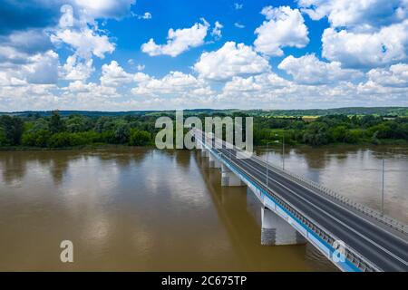 Pont sur la Vistule à Annopol, Pologne. Vue aérienne de la Vistule, la plus longue rivière de Pologne. Banque D'Images