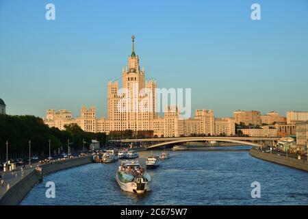 Moscou, Russie - 23 juin 2018 : vue depuis le parc Zaryadye Moskvoretskaya Embankmentand, fleuve de Moscou avec des navires de croisière et la maison du gratte-ciel stalinien Banque D'Images