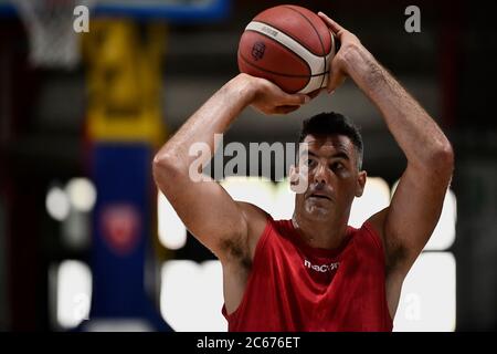 Varese, Italie. 07e juillet 2020. Argentine, Luis Scola de Pallacanestro Varese lors de la première session de formation dans sa nouvelle équipe italienne Legabasket Serie À Enerxenia Arena. Crédit : SOPA Images Limited/Alamy Live News Banque D'Images