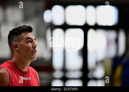 Varese, Italie. 07e juillet 2020. Argentine, Luis Scola de Pallacanestro Varese lors de la première session de formation dans sa nouvelle équipe italienne Legabasket Serie À Enerxenia Arena. Crédit : SOPA Images Limited/Alamy Live News Banque D'Images