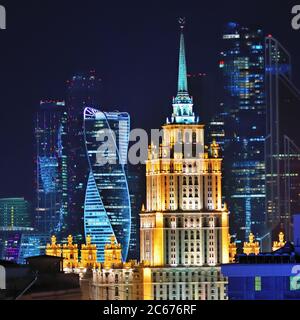 Moscou, Russie - 27 juin 2018 : Moscou, vue d'horizon nocturne. Gratte-ciel stalinien sur le fond des gratte-ciel du centre d'affaires de Moscou, illustrés à n Banque D'Images