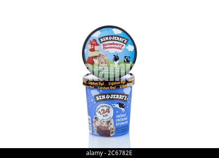 Den Haag, pays-Bas - juillet 2020 : bacs à crème glacée Ben & Jerry's isolés sur fond blanc. Banque D'Images
