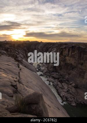 Coucher de soleil sur la gorge de la rivière Orange, dans l'autre direction que les chutes d'Augrabies dans le parc national d'Augrabies, Cap du Nord, Afrique du Sud Banque D'Images