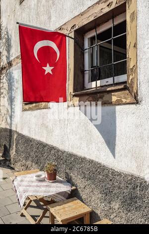 Drapeau turc suspendu sur une maison de campagne en Turquie. Banque D'Images