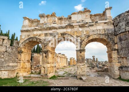 Façade de portes domitienne dans la ville antique Hiérapolis, Pamukkale, Turquie Banque D'Images