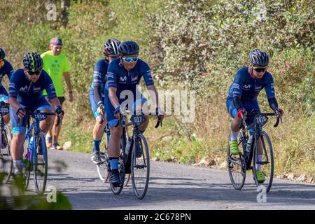 Villa de Leyva, Boyaca, Colombie - 1 décembre 2019: Des hommes et des femmes de tous âges sont à vélo pendant le développement du Gran Fondo Nairo Quintana Banque D'Images